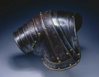 右肩甲、1560-70年頃（青と金色の鋼）
