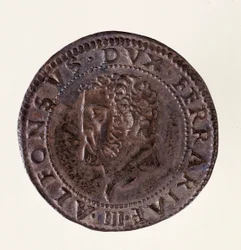 フェラーラ（Ferrara）の銀貨（テストーネ）：公爵アルフォンソ2世デステ（アルフォンス2世エステンセ）の時代（1559-1597年）。直径2.7cm ローマ、イタリア国立博物館