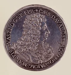 ナポリの銀貨（ターラー）。チェーザレ・ミケランジェロ・ダヴァロ1706年 直径4cm 個人蔵