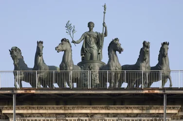 イタリア、ミラノ、平和のアーチの詳細、6頭立ての戦車