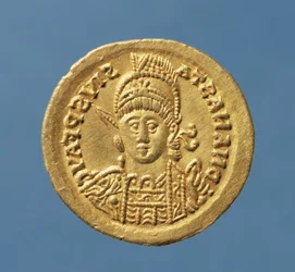 テオドリックI（AD 471-AD 526）によって鋳造されたSolidus（表側）アナスタシアのビザンチン皇帝（AD 491-AD 518）（金）の固相線をコピーするイタリアの大帝国の王碑文：DN ANASTASIVS PF AVG