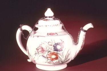 エナメルを塗られた花柄のティーポット、おそらくベネチアン、c.1750（磁器）