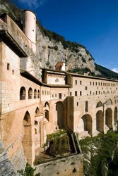 12世紀に建てられた聖ベネデット修道院（サクロ・スペコ）の眺め（イタリア、スビアコ（ローマ）にて