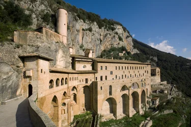 12世紀に建てられた聖ベネデット修道院（サクロ・スペコ）の眺め（イタリア、スビアコ（ローマ）にて
