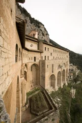 12世紀に建てられた聖ベネデット修道院（サクロ・スペコ）の眺め（イタリア、スビアコ（ローマ）にて