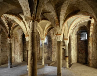 サンテューゼビオ教会の地下聖堂の眺め（7世紀）。パヴィア (Pavia) イタリア
