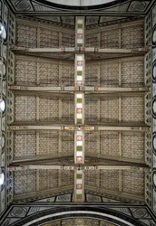 木製の梁の天井の様子