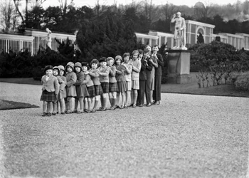 1930 年、ダービーシャー州チャッツワースの庭園にいる 16 人の孫のキャベンディッシュ一家