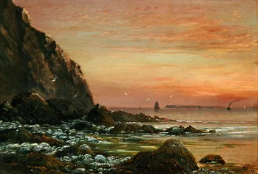 夕方の崖のある海辺の風景
