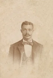 スーツ、ベスト、ネクタイを着用した男性の写真、1880 年代から 1900 年代。