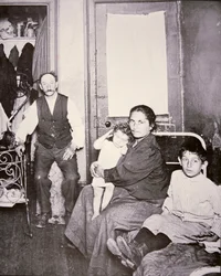 移民の家族（ニューヨーク市ローワーイーストサイド、1910年頃）（モノクロ写真