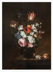 バラ、チューリップ、アイリス、ポピー、ハニーサックル、その他の花をガラスの花瓶に入れて、棚の上に貝殻を添えて