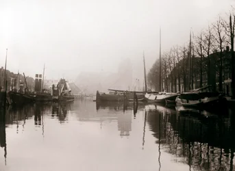 運河のボート、ドルドレヒト、オランダ、1898年。