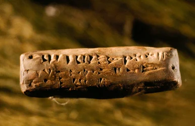 キリル文字を記した小型石版。シリア、ダマスカス。