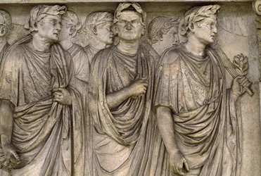 アラ・パチス・アウグスタエ（Ara Pacis Augustae）、未亡人、司祭、司祭の独立した祭壇。