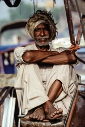 パキスタン、カラチで運賃を待つパキスタンの人力車タクシーのポーター。