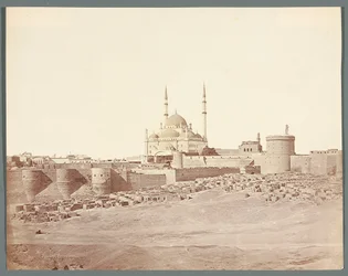 エジプト。カイロ。ムハンマド・アリーのアラバスター・モスクを伴う城塞の全景（1830-1848）
