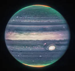 ウェッブの木星画像がオーロラと霞を映し出す