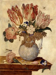 チューリップ、ワスレナグサ、シャクヤク、その他の棚の上の花瓶