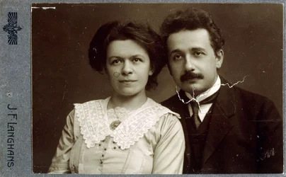 1911年、1911年のアルベルトアインステンとミレバアインシュタイン-マリックのCarte-de-visite肖像写真
