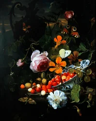 器に盛られたイチゴと花の静物画