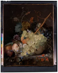 葡萄の静物画と石棚の上の桃