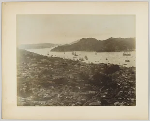 日本の海岸沿いの街（手彩色のモノクロ写真