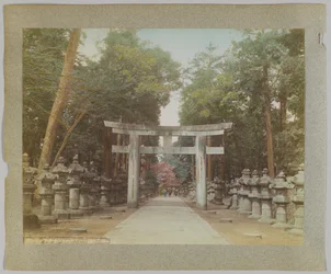 東京・上野公園の寺院の入り口（手彩色のモノクロ写真