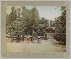 東京・芝公園の七福神の入り口（手彩色のモノクロ写真）。
