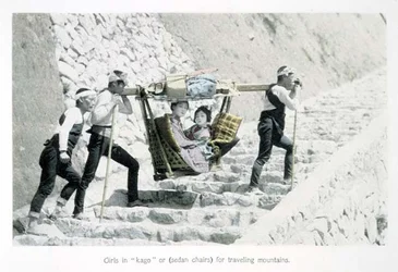 山中を旅するための駕籠または輿に乗る少女たち、1880年頃