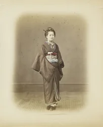 伝統的なドレスを着た日本女性（手彩色のモノクロ写真