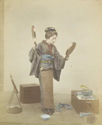 鏡を持つ日本人女性