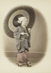 傘を持つ日本人女性（手彩色のモノクロ写真