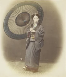 傘を持つ日本人女性（手彩色のモノクロ写真