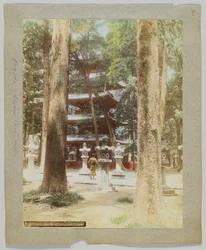 東京・上野公園のパゴダ（手彩色白黒写真