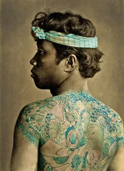 日本の伝統的な入れ墨の入れ墨をした男の肖像、c.1880（手描きの卵白写真）
