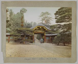 東京・芝公園・寺門（手彩色のモノクロ写真