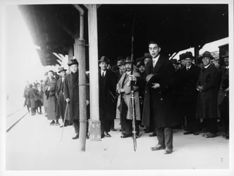 1927年に山口駅を出発してリチャーズ牧師が弓を握る