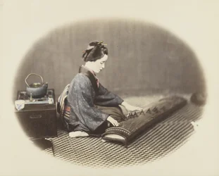 琴を弾く女性（手彩色のモノクロ写真