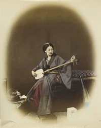 三味線を弾く女性（手彩色のモノクロ写真