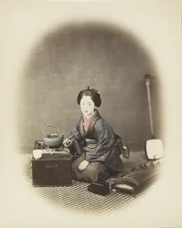 琴と三味線を持つ女性（手彩色のモノクロ写真