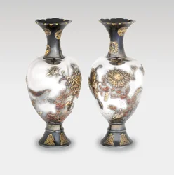 19世紀後半の明治時代の尾関工房花瓶（金と銅の陶磁器）