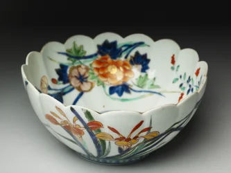 側面が縦溝で縁がスカラップになったボウル、伊万里焼、c.1770-20（青い下釉と上釉のエナメルが施された陶器）