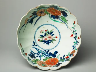 側面が縦溝で縁がスカラップになったボウル、伊万里焼、c.1770-20（青い下釉と上釉のエナメルが施された陶器）（117721も参照）
