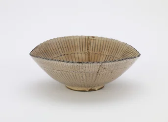 江戸時代の縁起の良い帽子の形をした一人前茶碗（釉薬の下にコバルトと鉄の顔料を入れた石器）