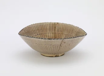 京焼個人用椀、「清水」の刻印、17世紀後半（半透明の白釉に鉄顔料を使用した石器、金漆の補修）