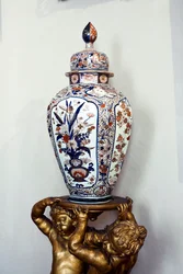 江戸時代・元禄期の大型蓋付花瓶。1688-1703.ガリエラ公爵夫人マリア・ブリニョール・セール（ブリニョール・セール）・デ・フェラーリ（1811-1888）のアパート、家具はパリの邸宅「ホテル・マティニョン」のもの。パラッツォ・ロッソ、ゲン
