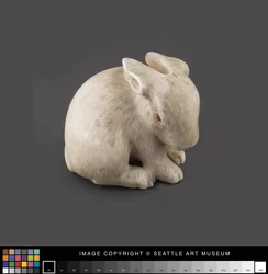 19世紀後半、琥珀色の目を持つ野ウサギとしてモデル化された根付（アイボリー、琥珀色）