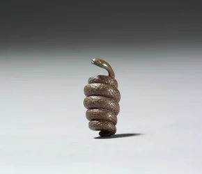 蛇の形をしたおじめ（銅）