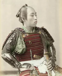 完全な甲冑を身に着けた古代日本の侍の肖像、1890年